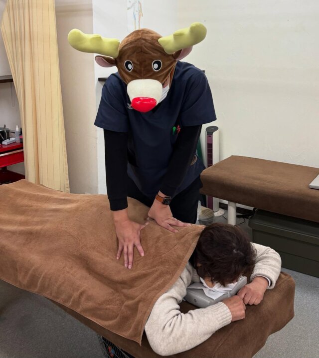 【メリークリスマス】

本日はトナカイから施術を受けれます🎄🎉
受付はサンタさんです！もちろん送迎もサンタさん🎅
明日もクリスマス仕様です✨
まだご予約空いてるのでお気軽にお問い合わせください！
⛄️⛄️

#リード整骨院泉佐野院 
#クリスマス 
#サンタコス 
#トナカイが 
#サンタさんが 
#来年は何のコスプレしようかな